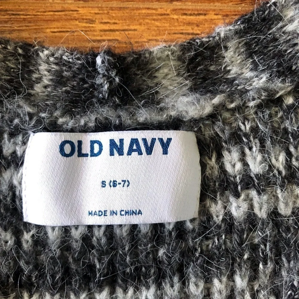 Old Navy Black & White knit semi-cropped button up sweater in size S (6-7)